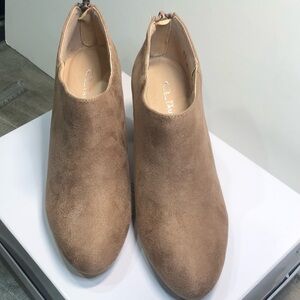 CL By Chinese Laundry Logic Ankle Boot Suede Taupe Women Size 8.5
